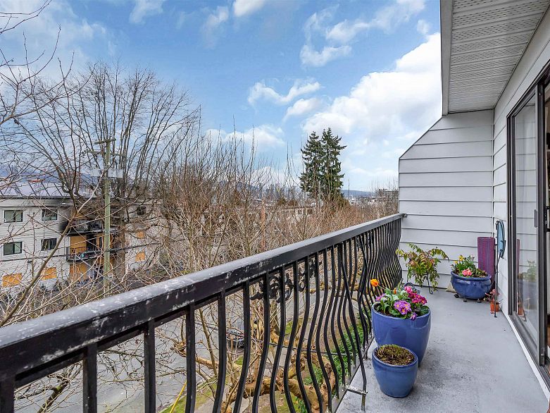 302 2330 Maple Street