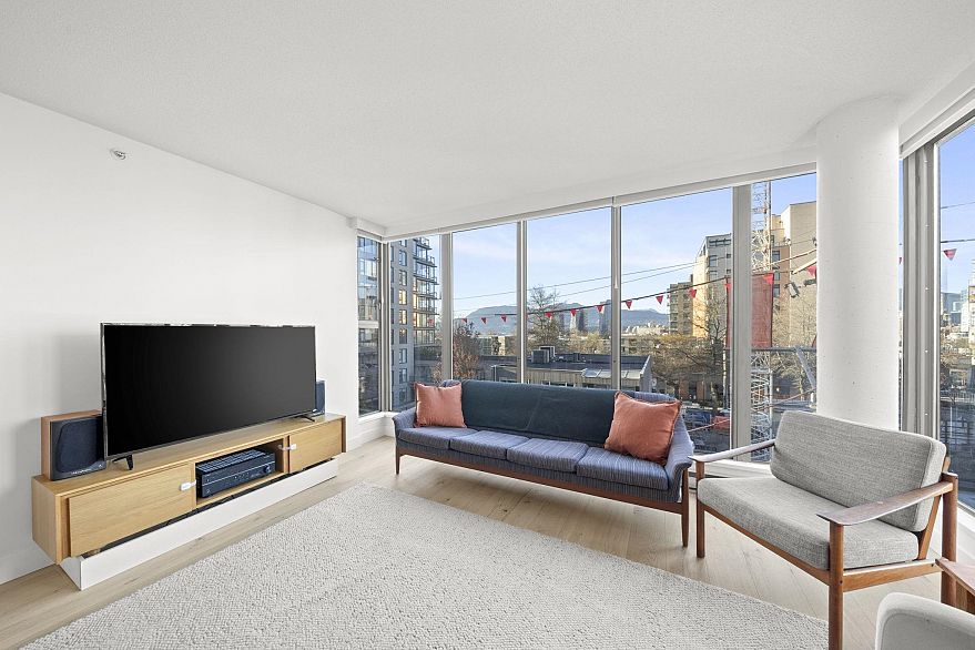 303 1633 W 8th Avenue