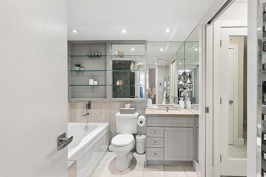 706 2137 W 10th Avenue