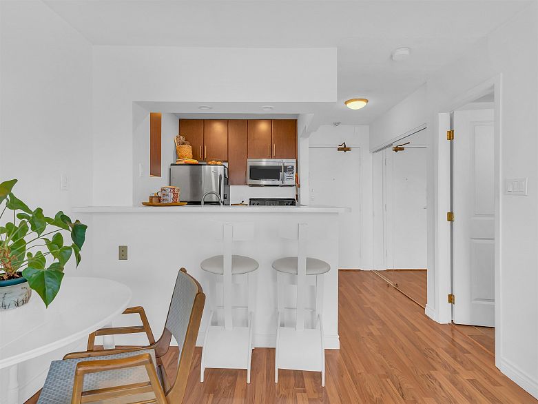 302 2330 Maple Street