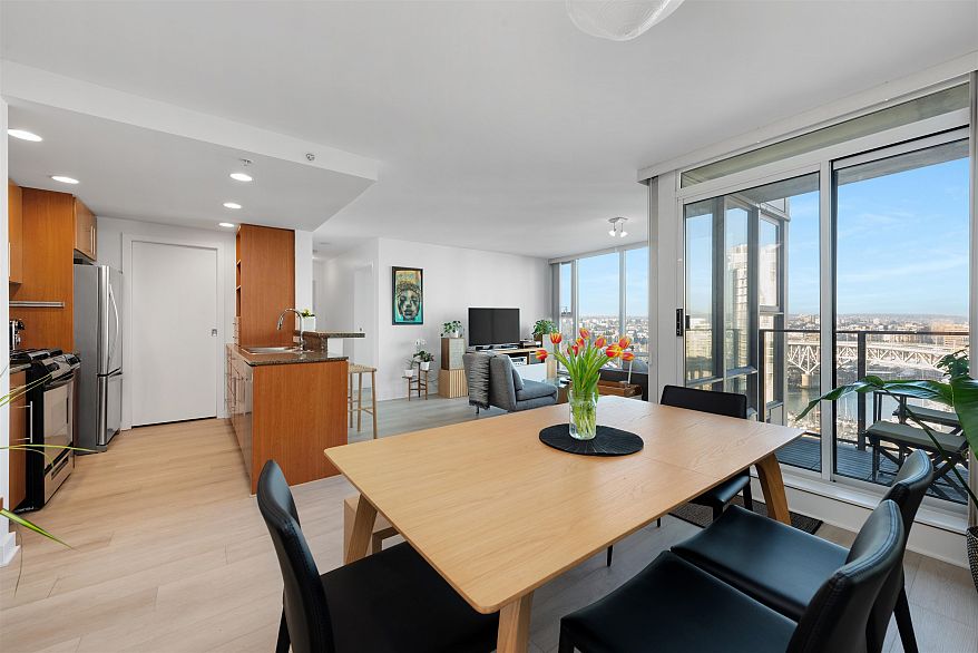 2105 455 Beach Crescent