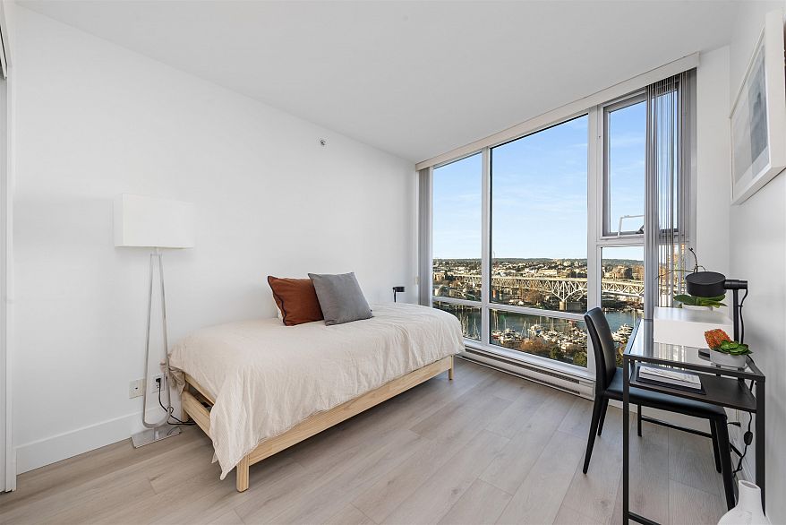 2105 455 Beach Crescent