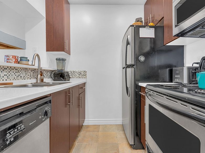 302 2330 Maple Street