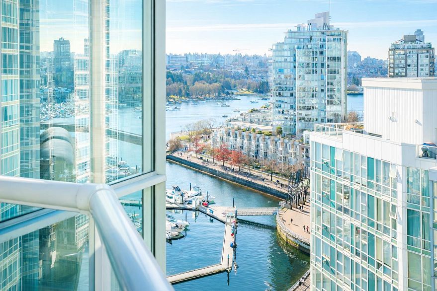 1906 1077 Marinaside Crescent