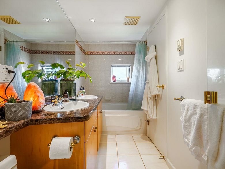 321 1228 Marinaside Crescent