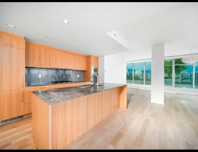 903 2411 Heather Street