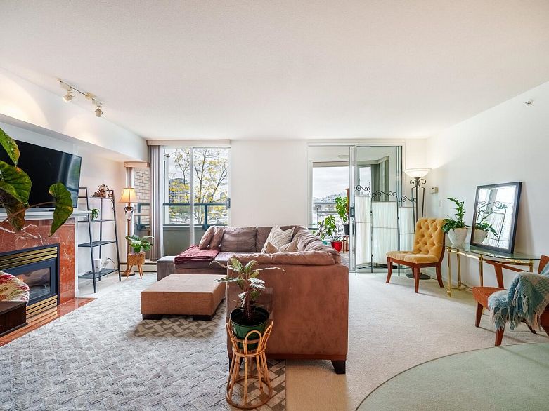 321 1228 Marinaside Crescent