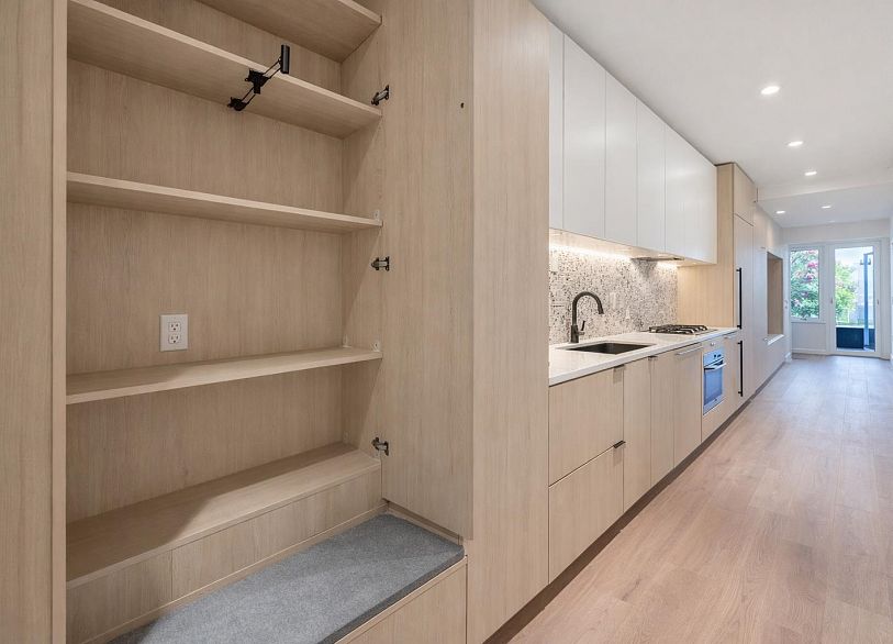 422 2471 St George Street