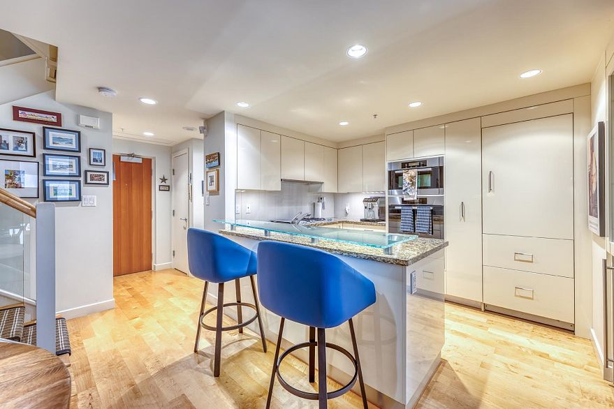 TH29 1295 W Cordova Street