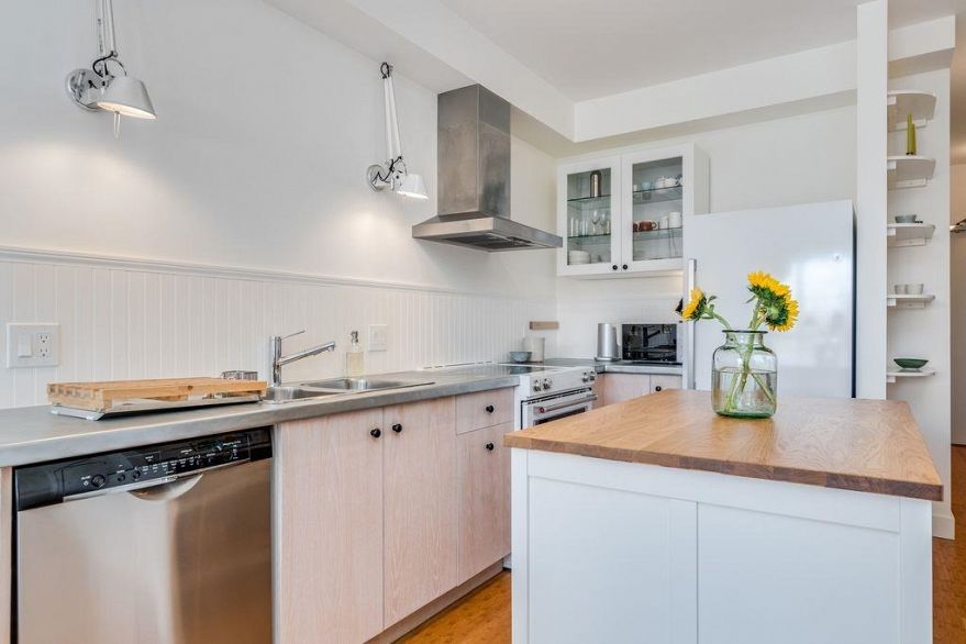 208 205 E 10th Avenue