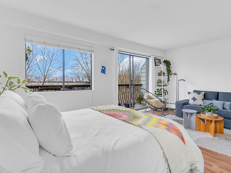 302 2330 Maple Street