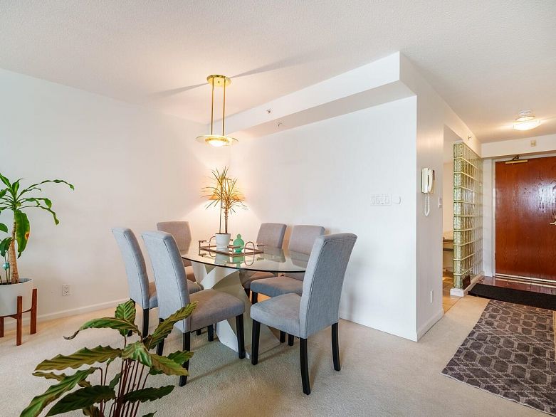 321 1228 Marinaside Crescent