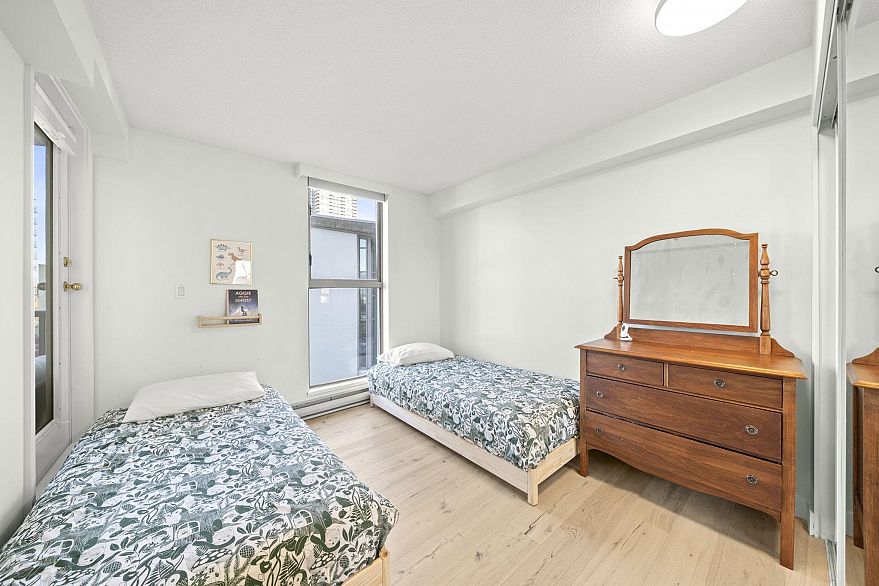 303 1633 W 8th Avenue