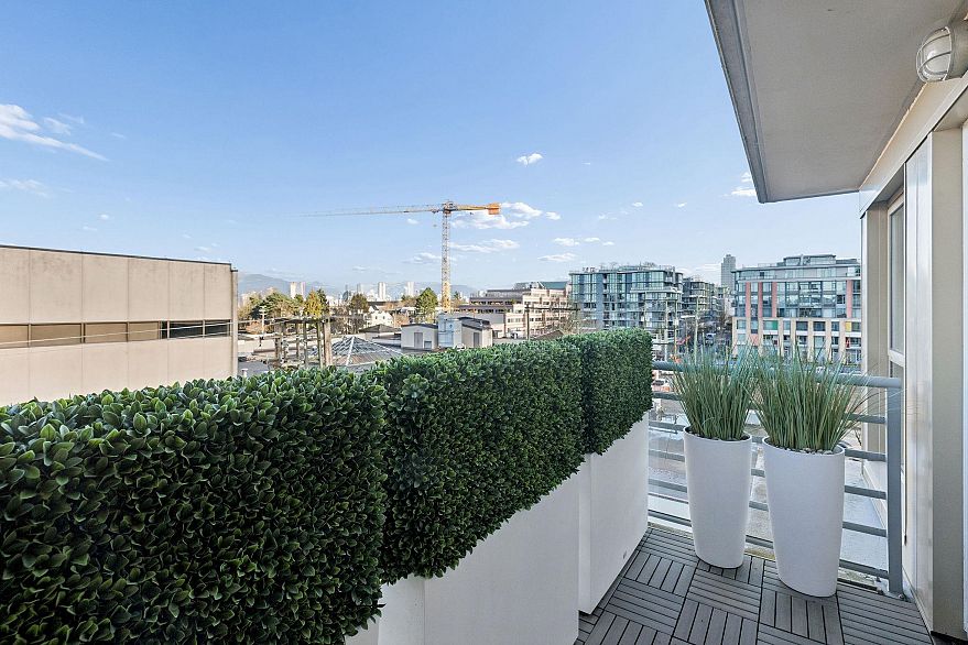 706 2137 W 10th Avenue