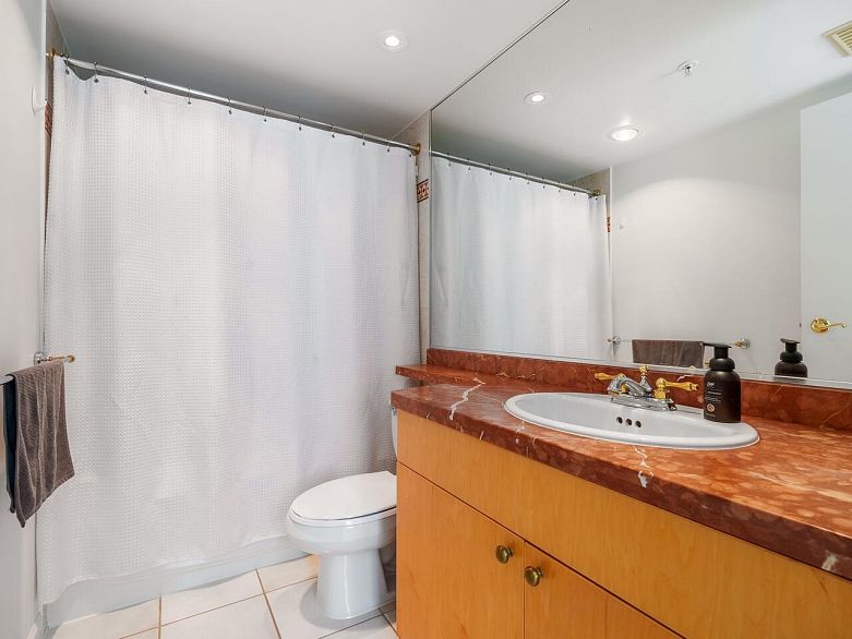 321 1228 Marinaside Crescent