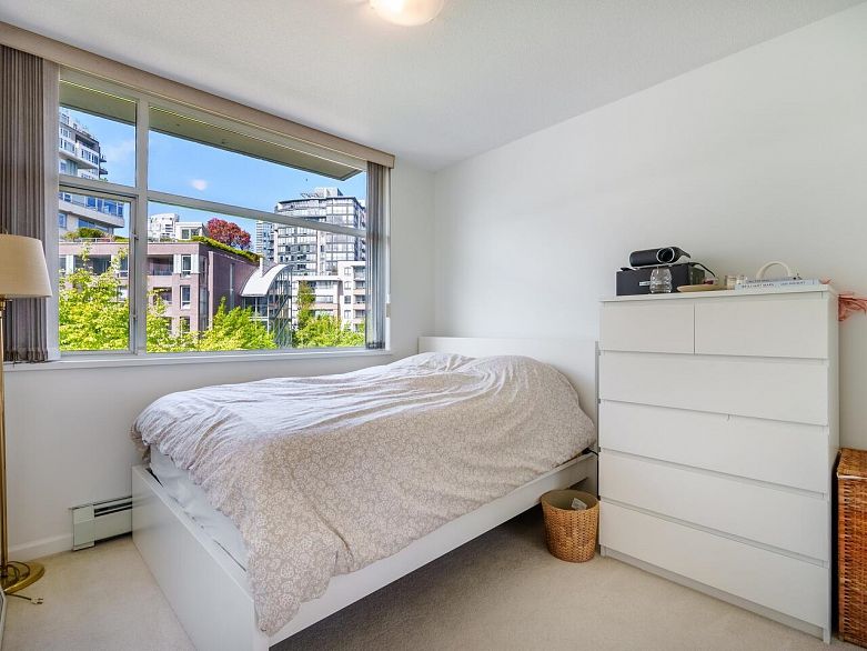 321 1228 Marinaside Crescent