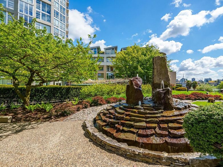 321 1228 Marinaside Crescent