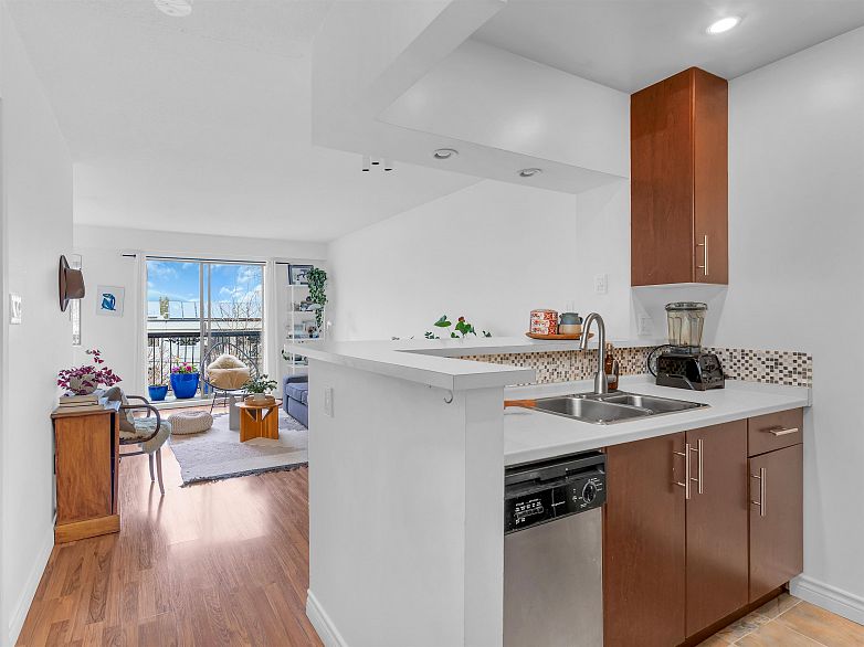 302 2330 Maple Street