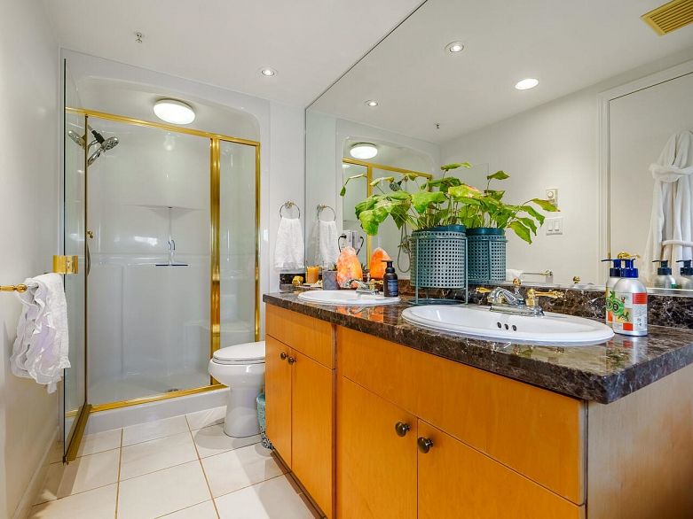 321 1228 Marinaside Crescent