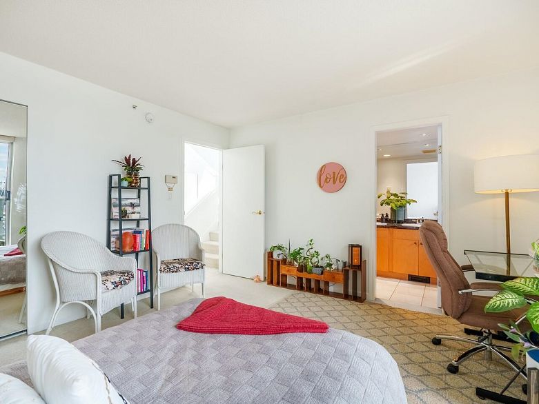 321 1228 Marinaside Crescent