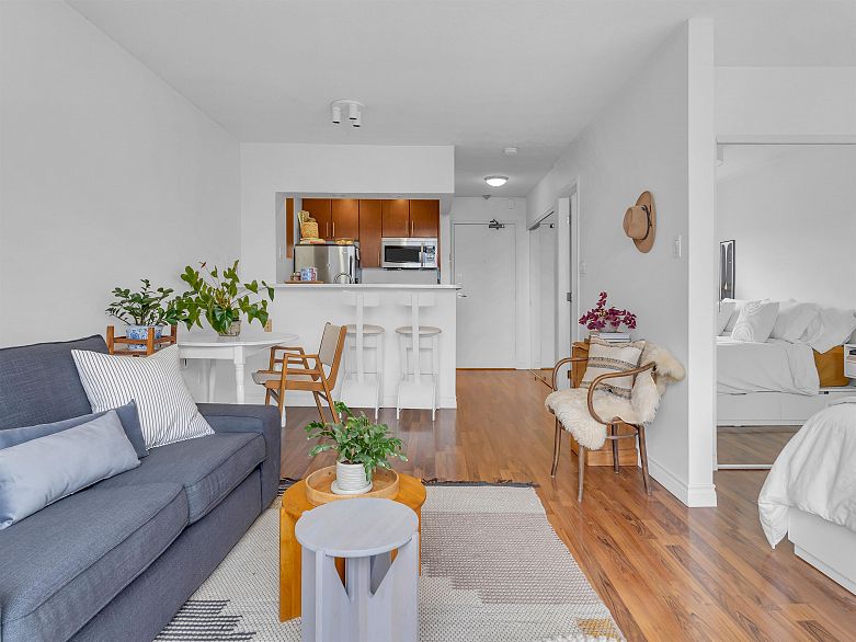 302 2330 Maple Street