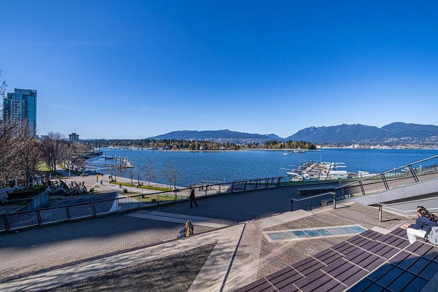 2001 277 Thurlow Street