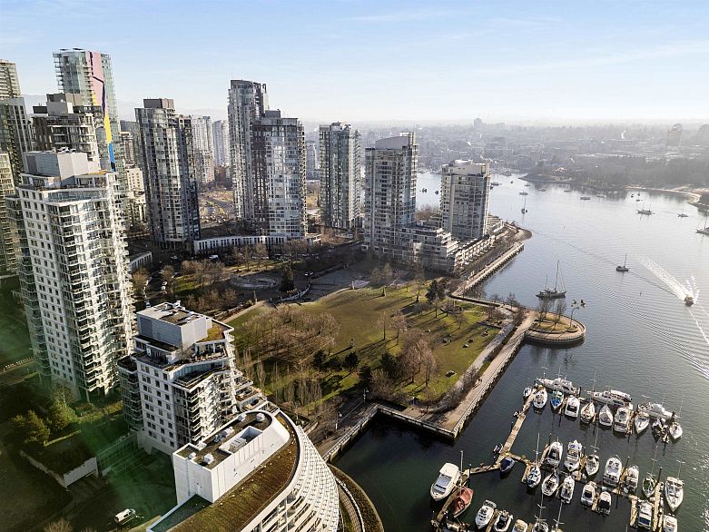 2105 455 Beach Crescent