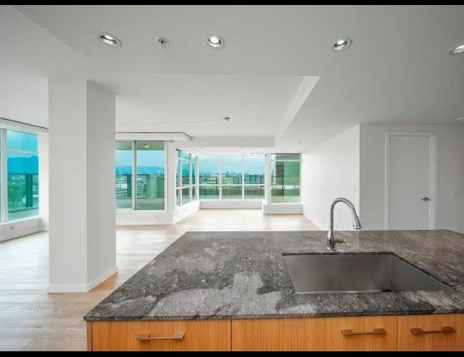 903 2411 Heather Street