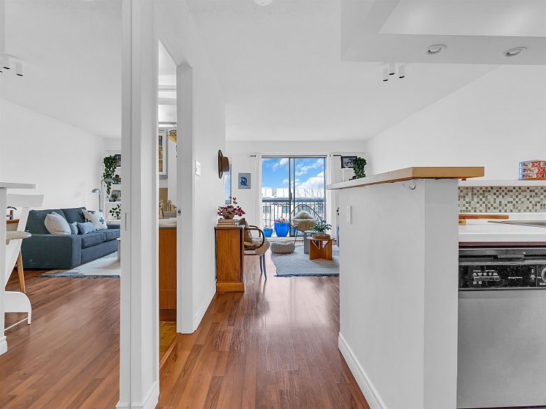 302 2330 Maple Street