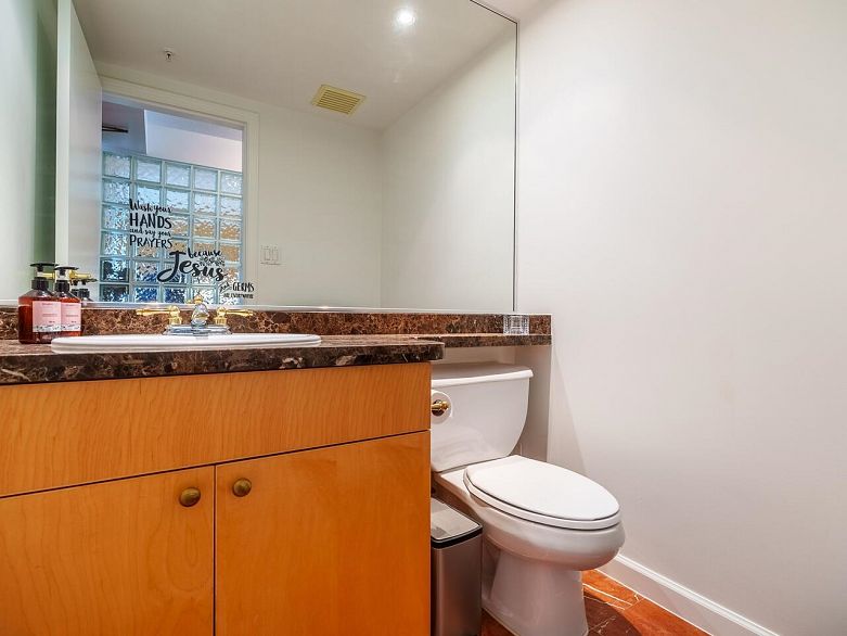 321 1228 Marinaside Crescent