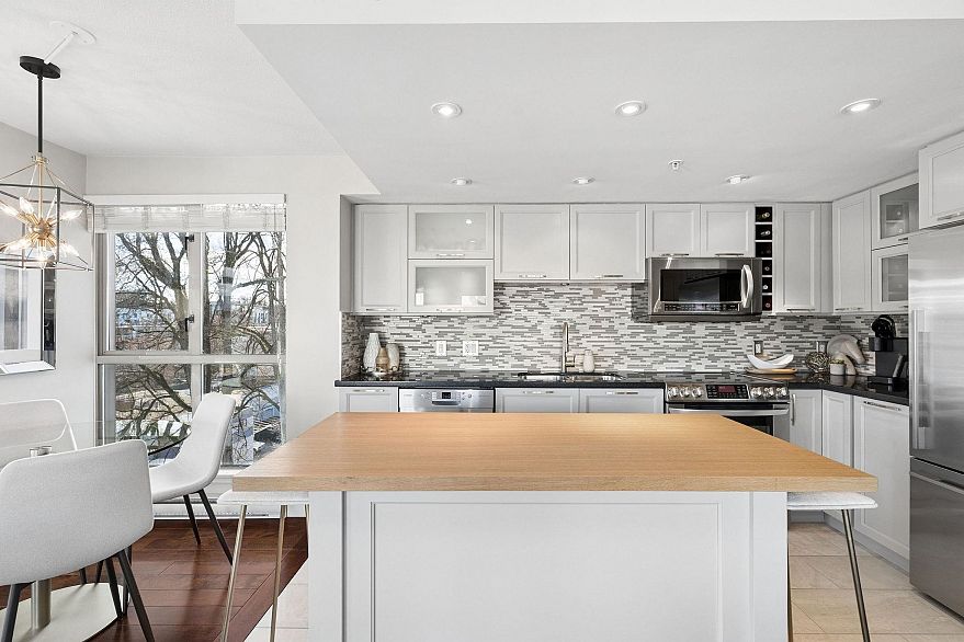 706 2137 W 10th Avenue