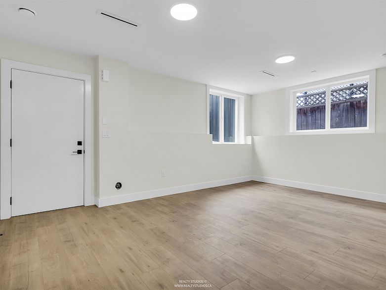 2 5221 Clarendon Street