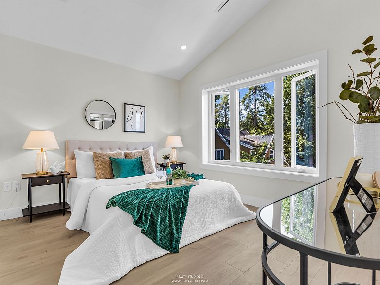 2 5221 Clarendon Street