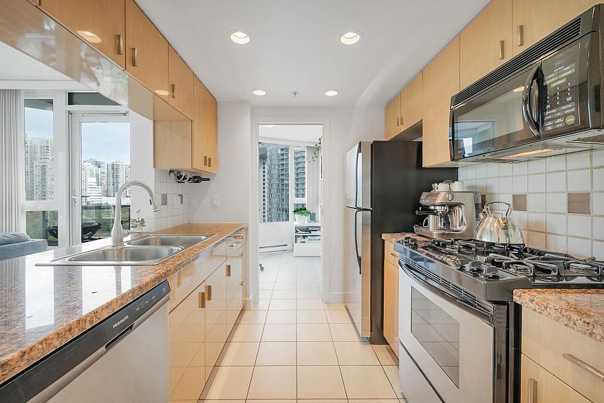 1101 1033 Marinaside Crescent