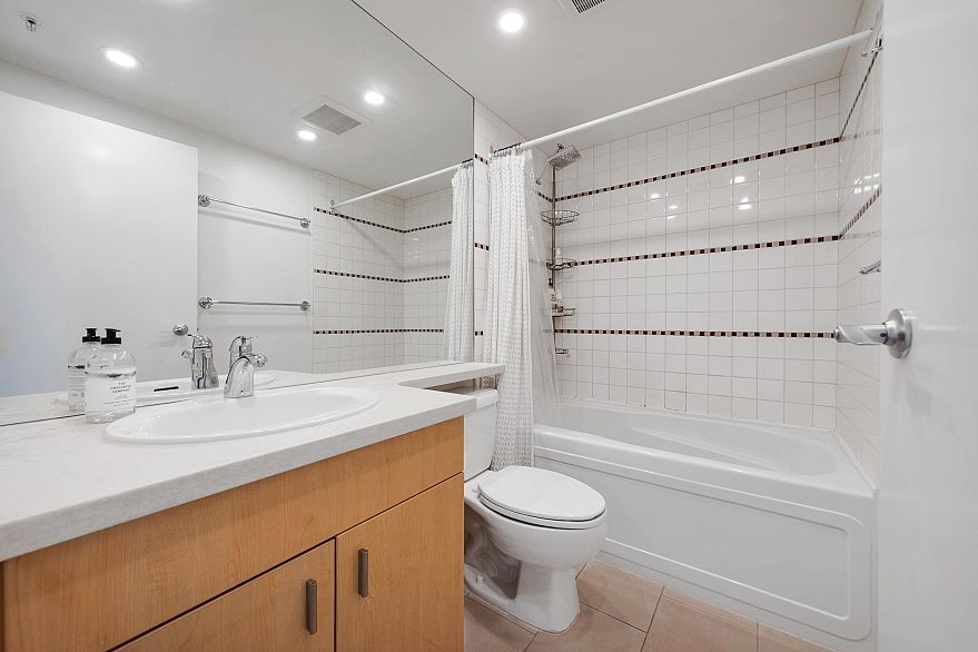 1101 1033 Marinaside Crescent