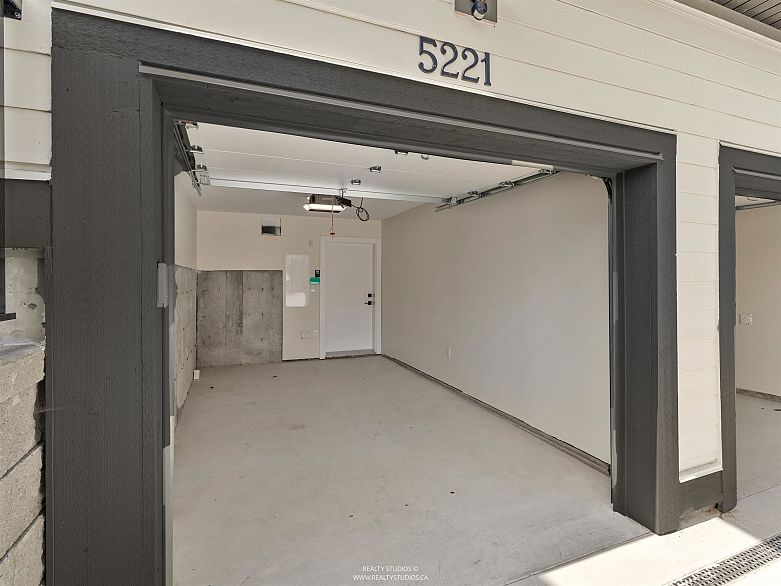 2 5221 Clarendon Street