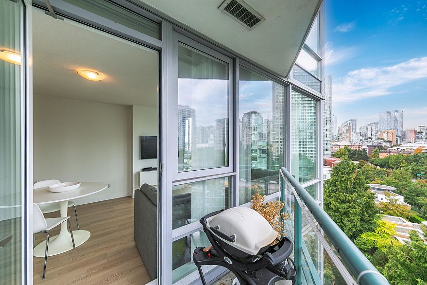 1101 1033 Marinaside Crescent