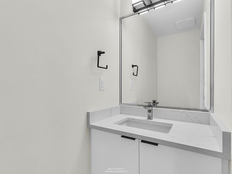 2 5221 Clarendon Street