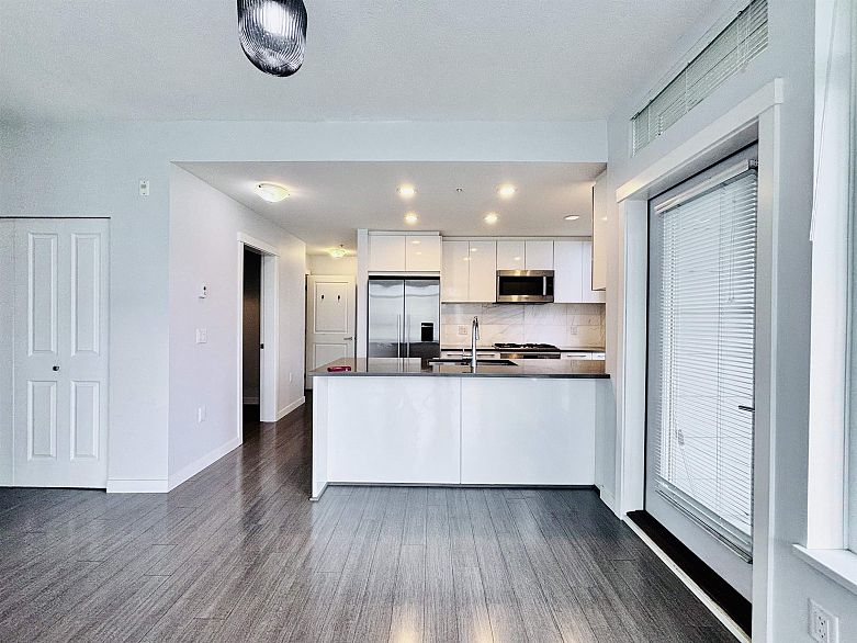 302 3263 Pierview Crescent