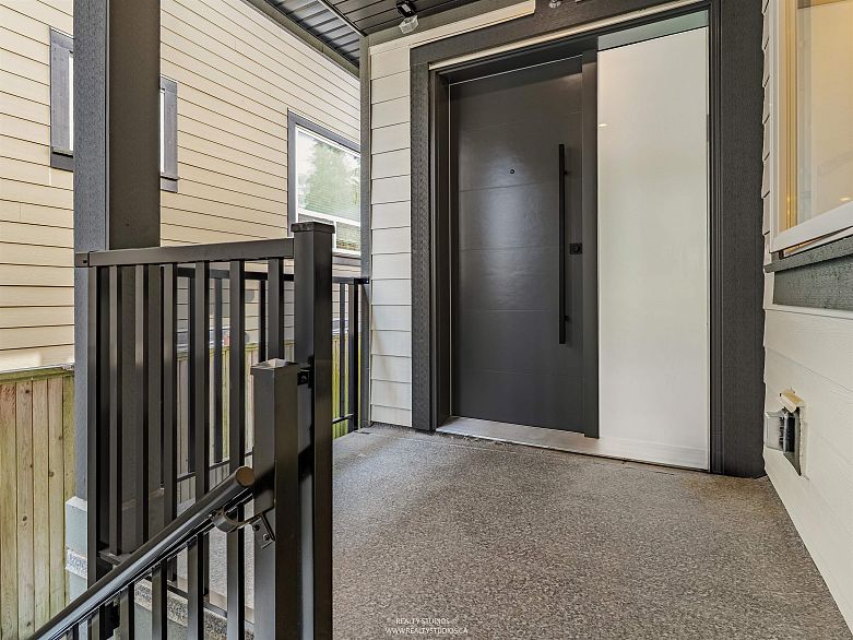 2 5221 Clarendon Street