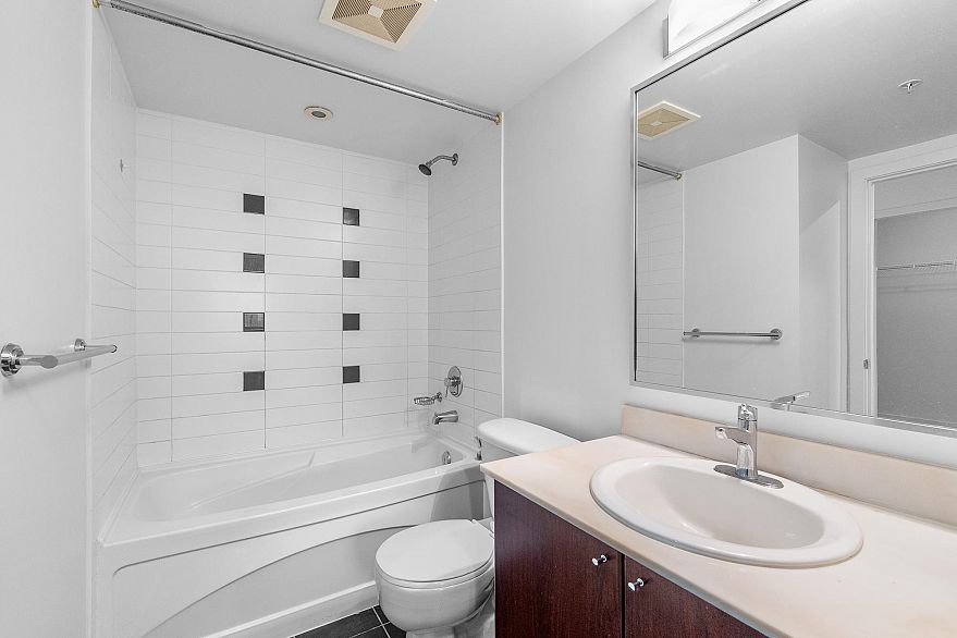 1832 938 Smithe Street