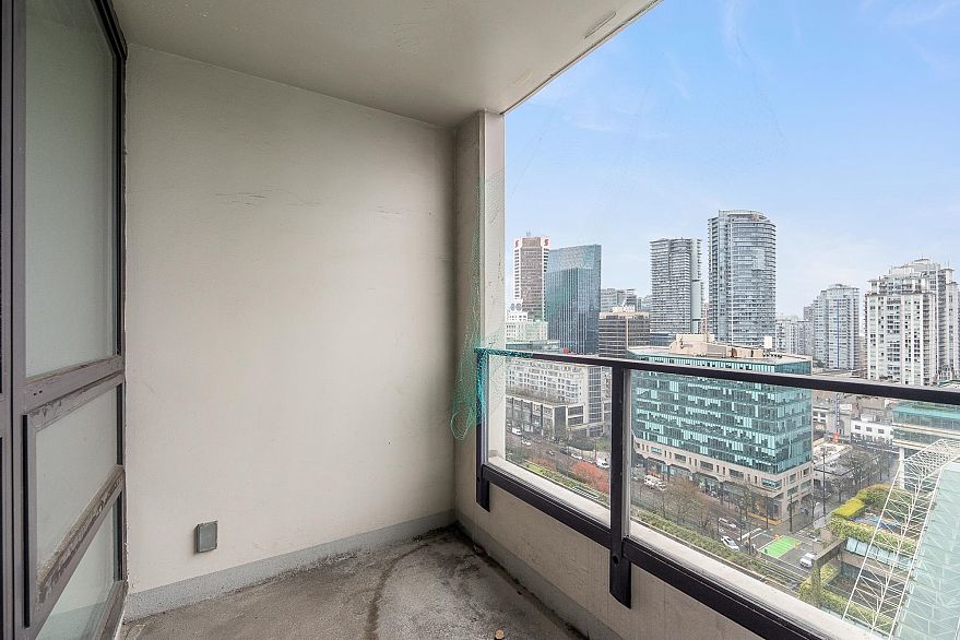 1832 938 Smithe Street