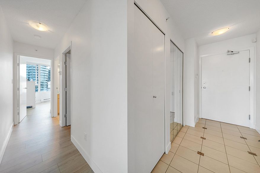 1101 1033 Marinaside Crescent