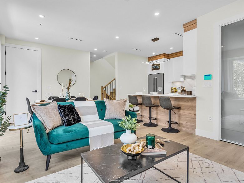 2 5221 Clarendon Street