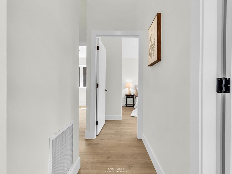 2 5221 Clarendon Street