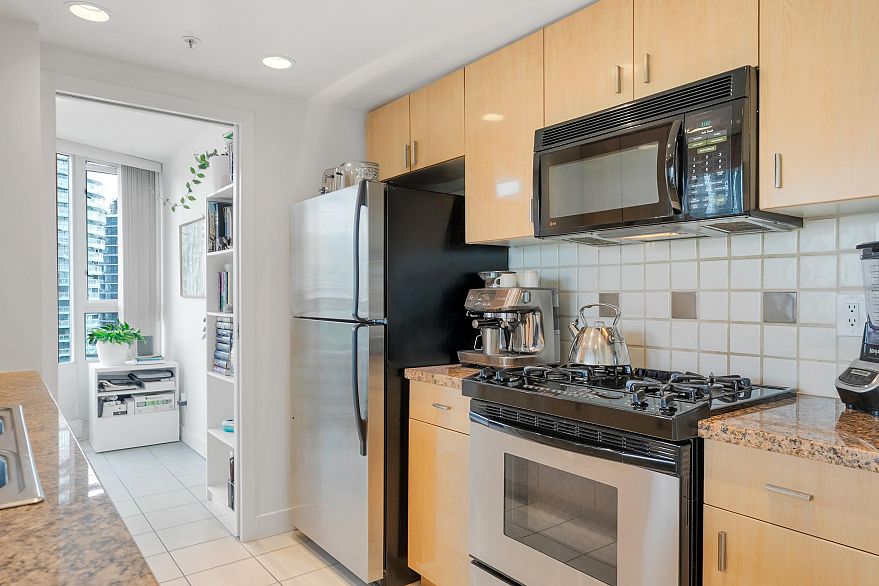 1101 1033 Marinaside Crescent