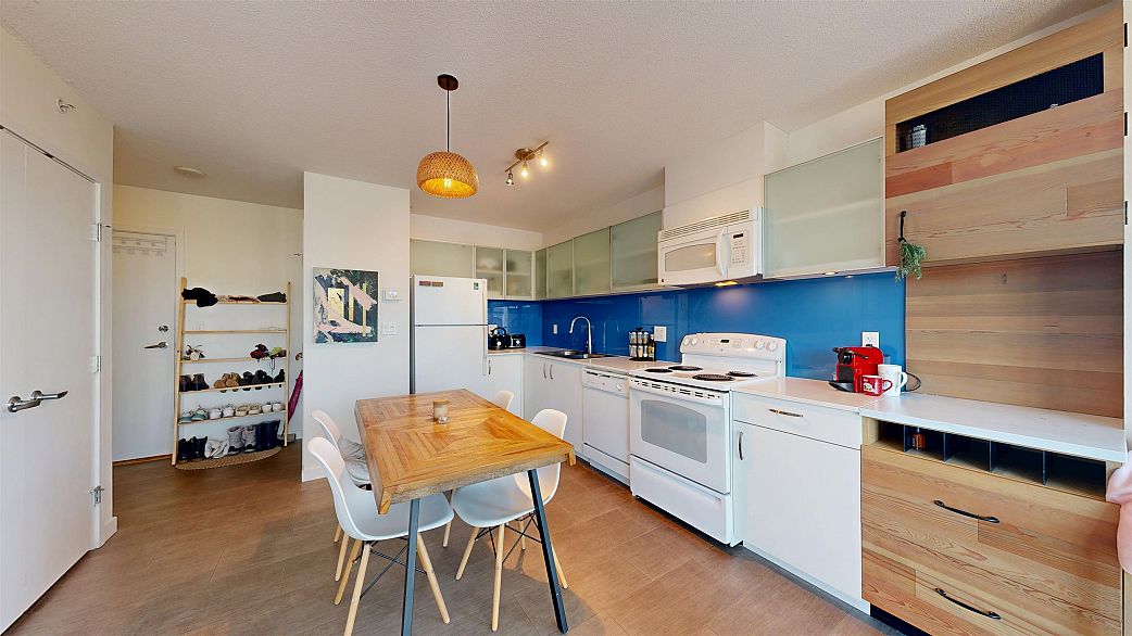 905 66 W Cordova Street