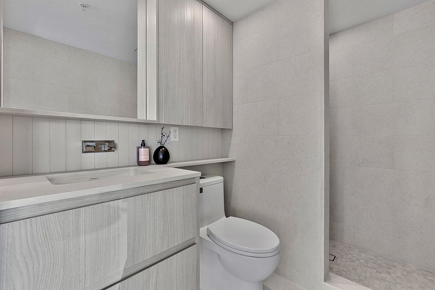 713 1887 Crowe Street