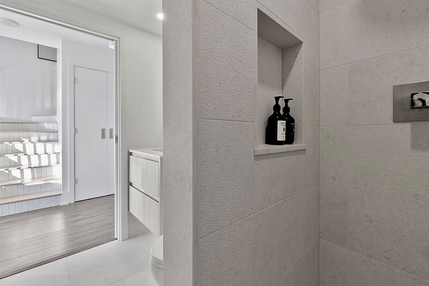 713 1887 Crowe Street