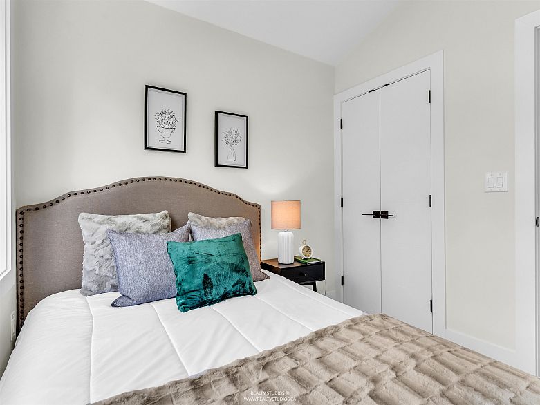 2 5221 Clarendon Street